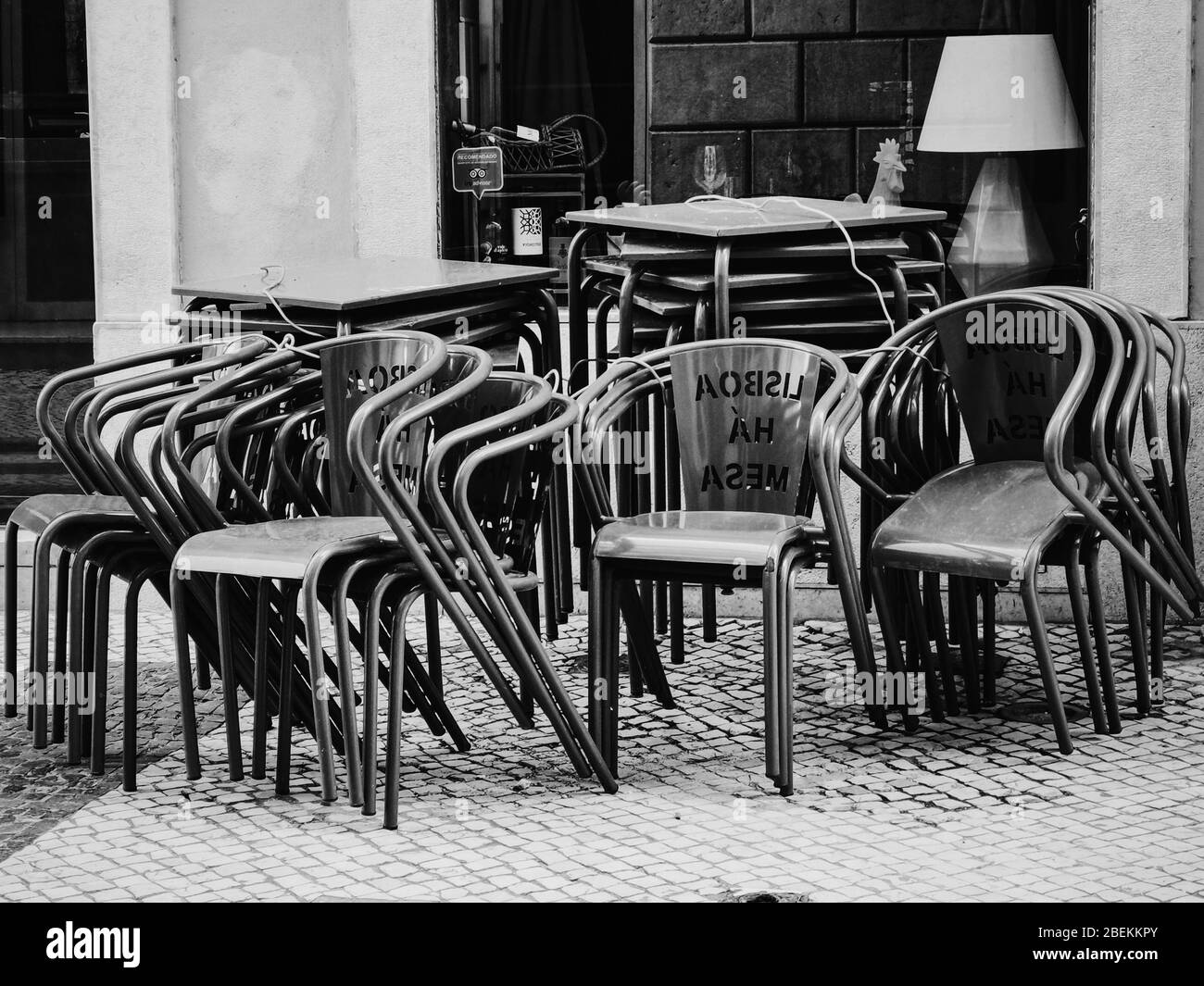 Les terrasses de cafés et de restaurants sont fermées en raison du coronavirus dans le centre-ville de Lisbonne, Portugal, avril 2020 Banque D'Images