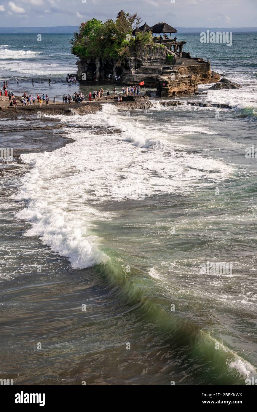 Vue verticale du temple de Tanah Lot à Bali, Indonésie. Banque D'Images