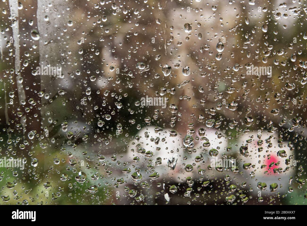 Motif pluie abstrait sur la fenêtre Banque D'Images