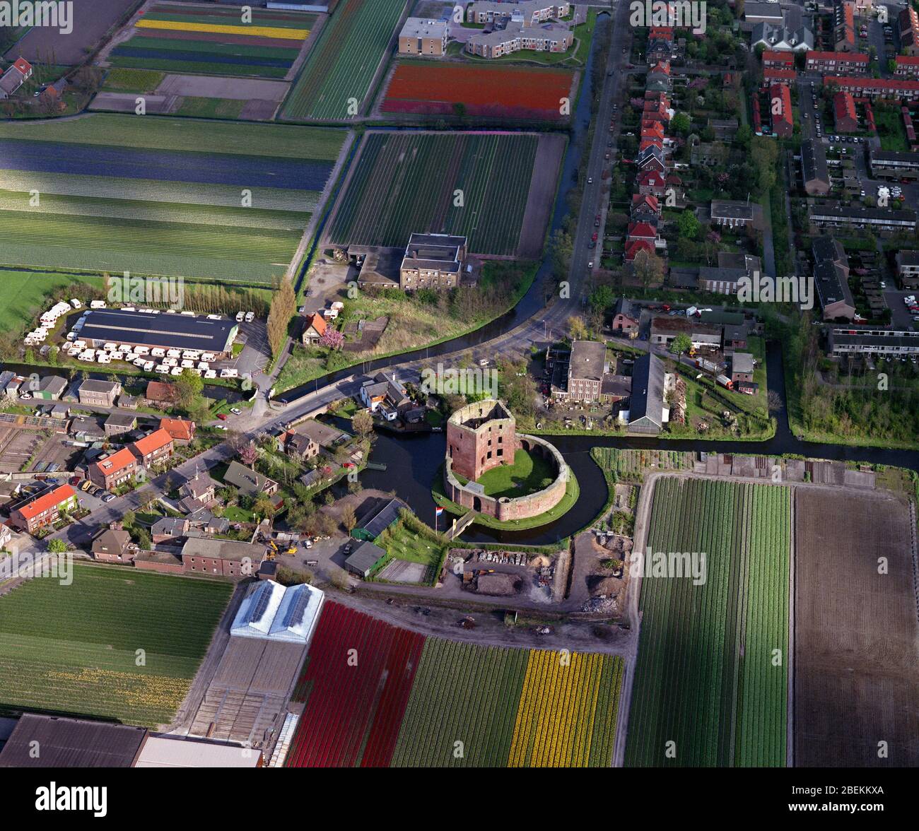 Teylingen, Hollande, Voorhout, 22 avril 1989 : photo aérienne historique des ruines du château de Teylingen et des champs de fleurs colorés Banque D'Images