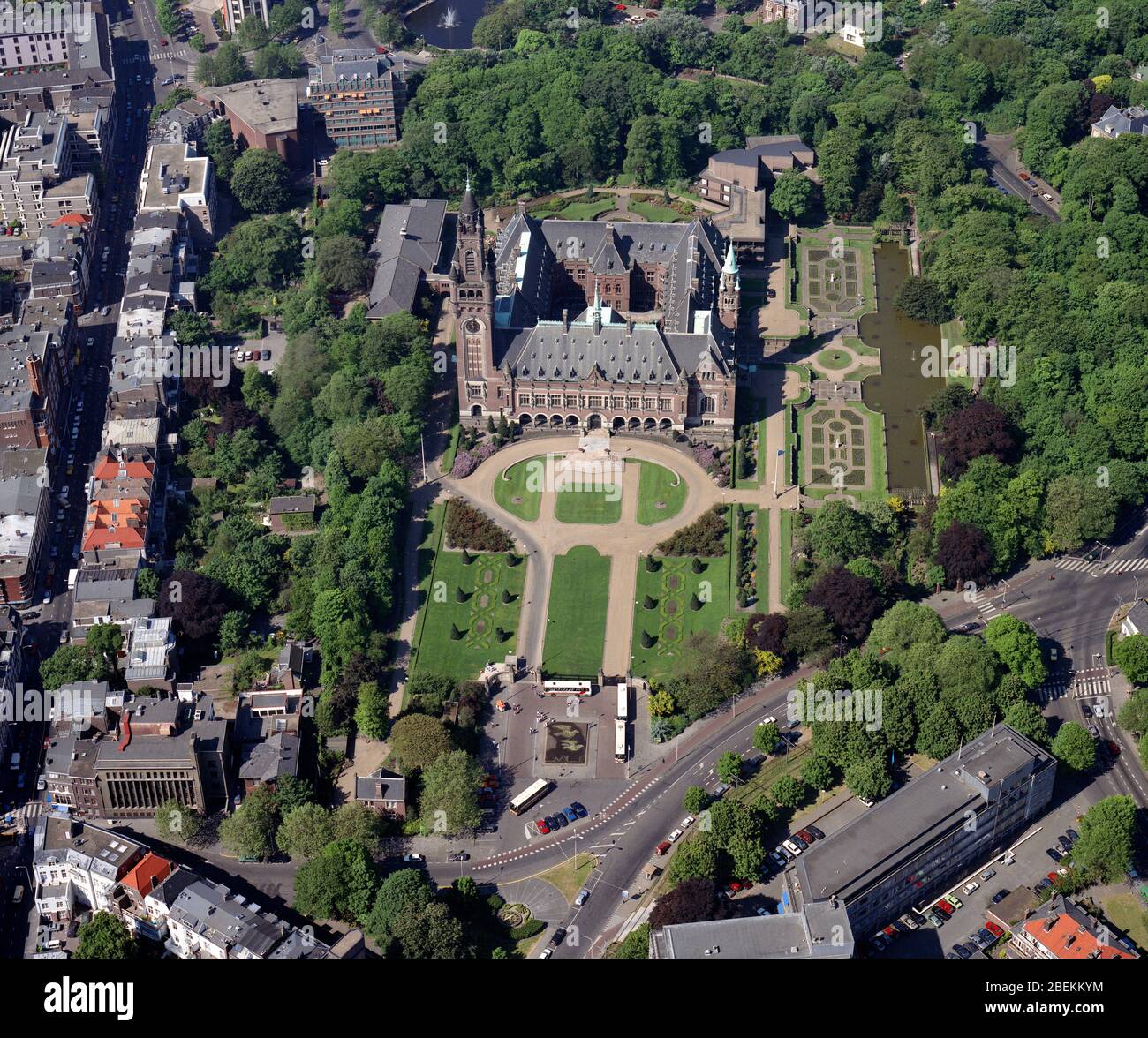 La Haye, Pays-Bas, 23 mai 1989 : photo aérienne historique du Palais de la paix, de la Cour internationale de Justice et du jardin Banque D'Images