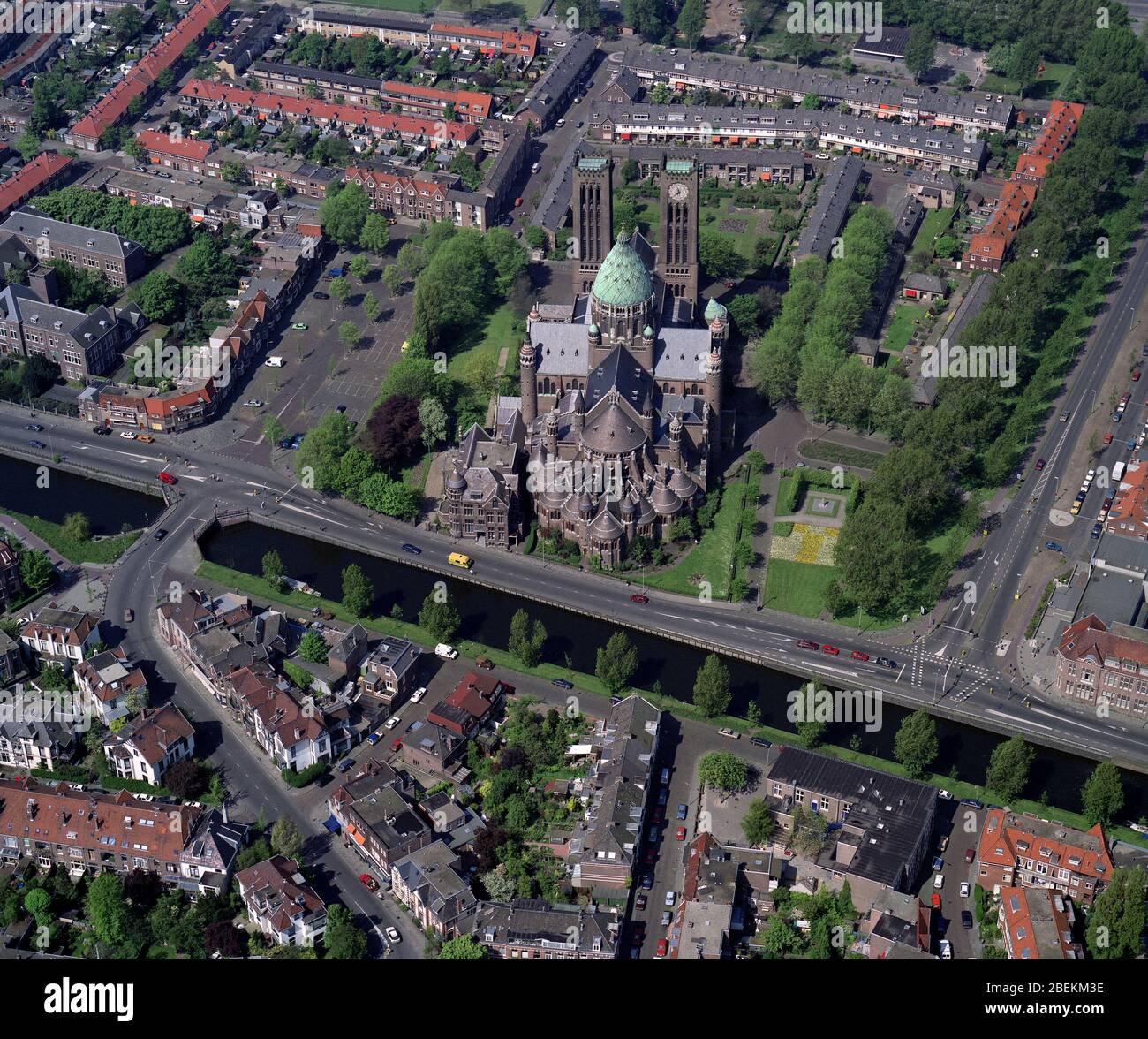 Haarlem, Hollande, 14 mai - 1992: Photo aérienne historique de la cathédrale Saint Bavo dans la ville de Haarlem dans la province néerlandaise Noord Holland Banque D'Images