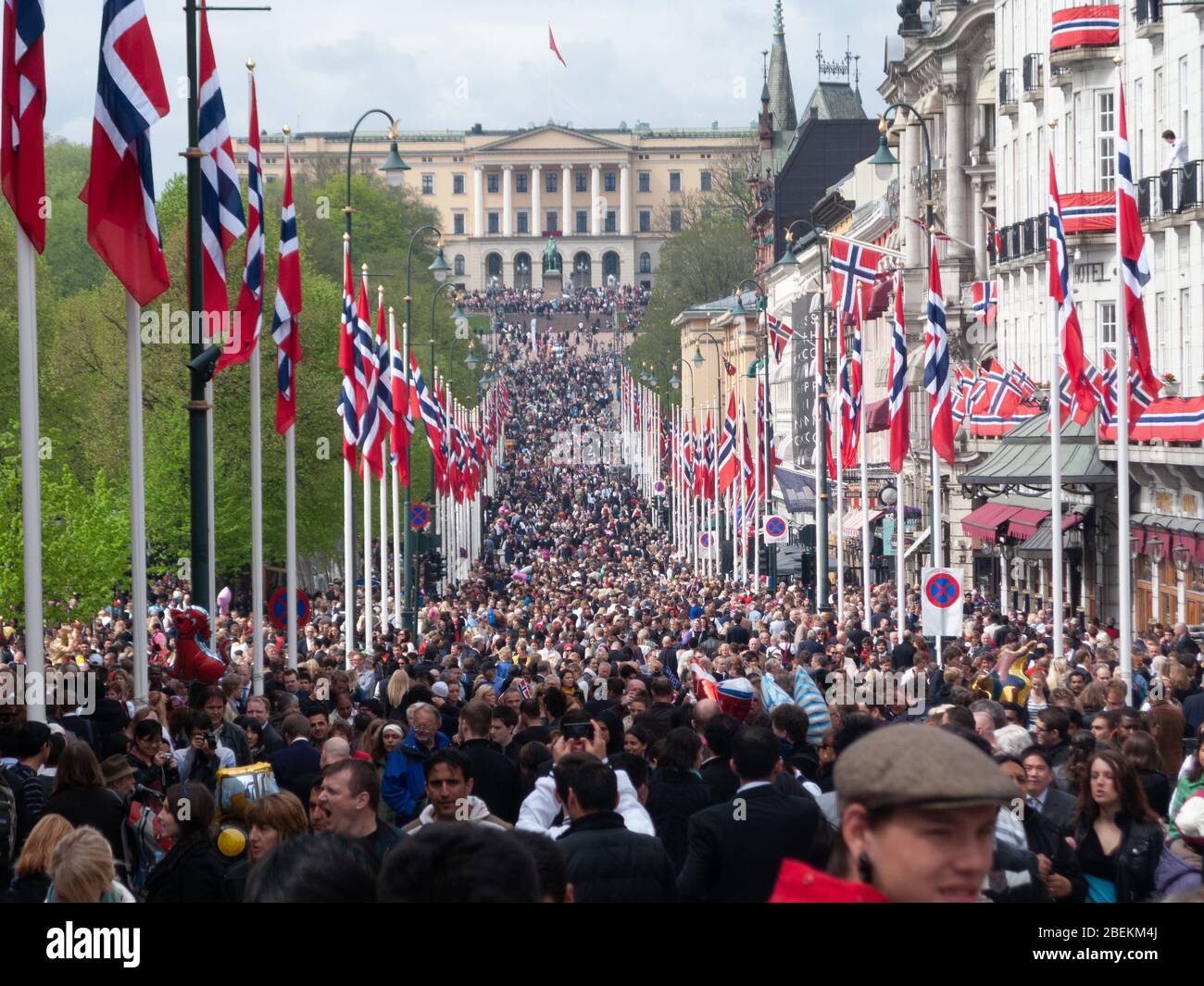 Oslo, Norvège - 17 mai 2010 : mars le jour de l'indépendance. Les gens célèbrent la liberté dans les rues d'Oslo, principalement dans la rue Karl Johans. Banque D'Images