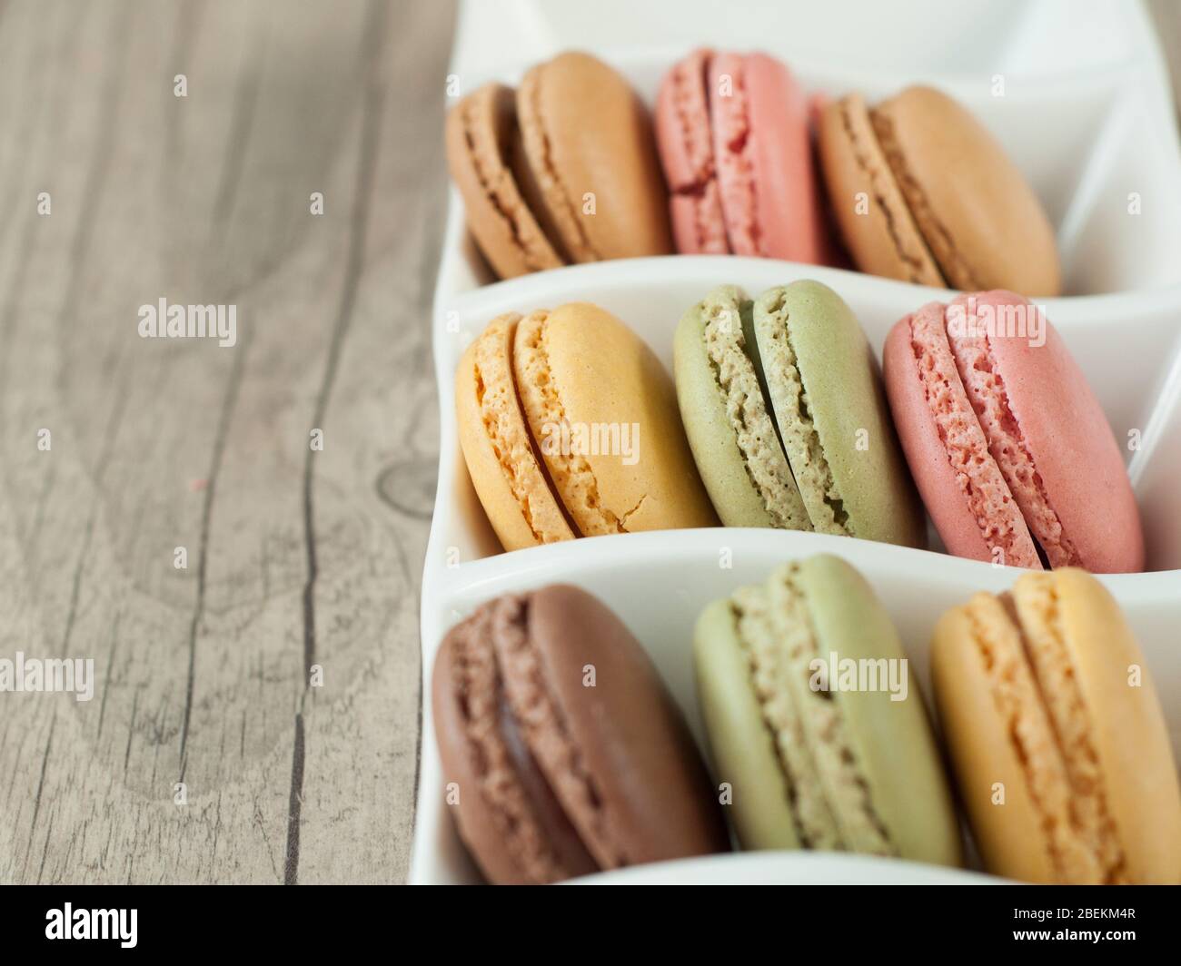 Macrons colorés sur fond de bois turquoise Banque D'Images