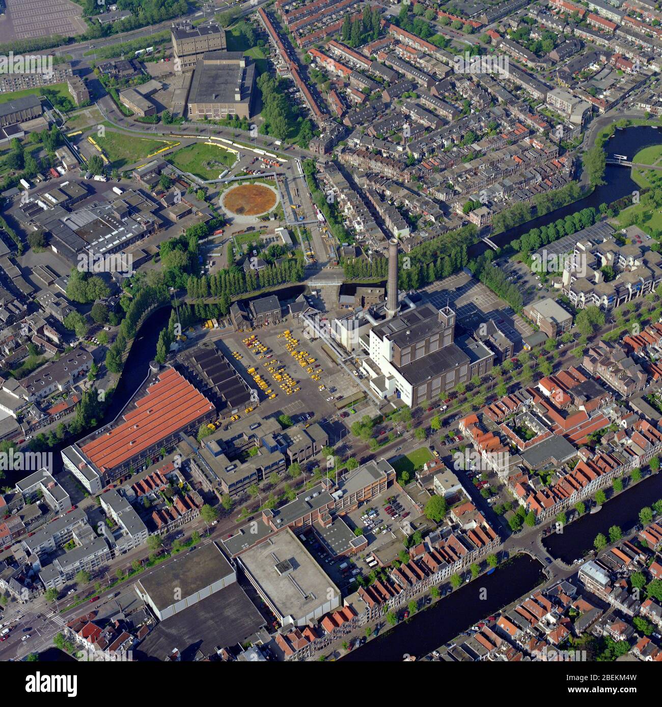 Leiden, Hollande, 31 mai - 1994: Photo aérienne historique de la centrale électrique au Langegracht au centre de Leiden Banque D'Images