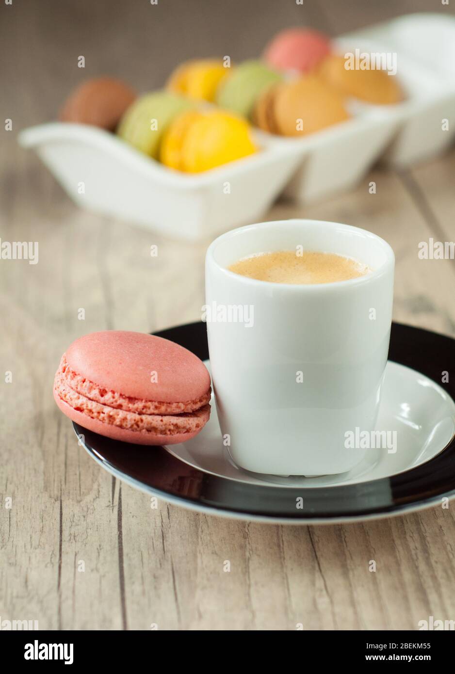 Macrons colorés sur fond de bois turquoise Banque D'Images