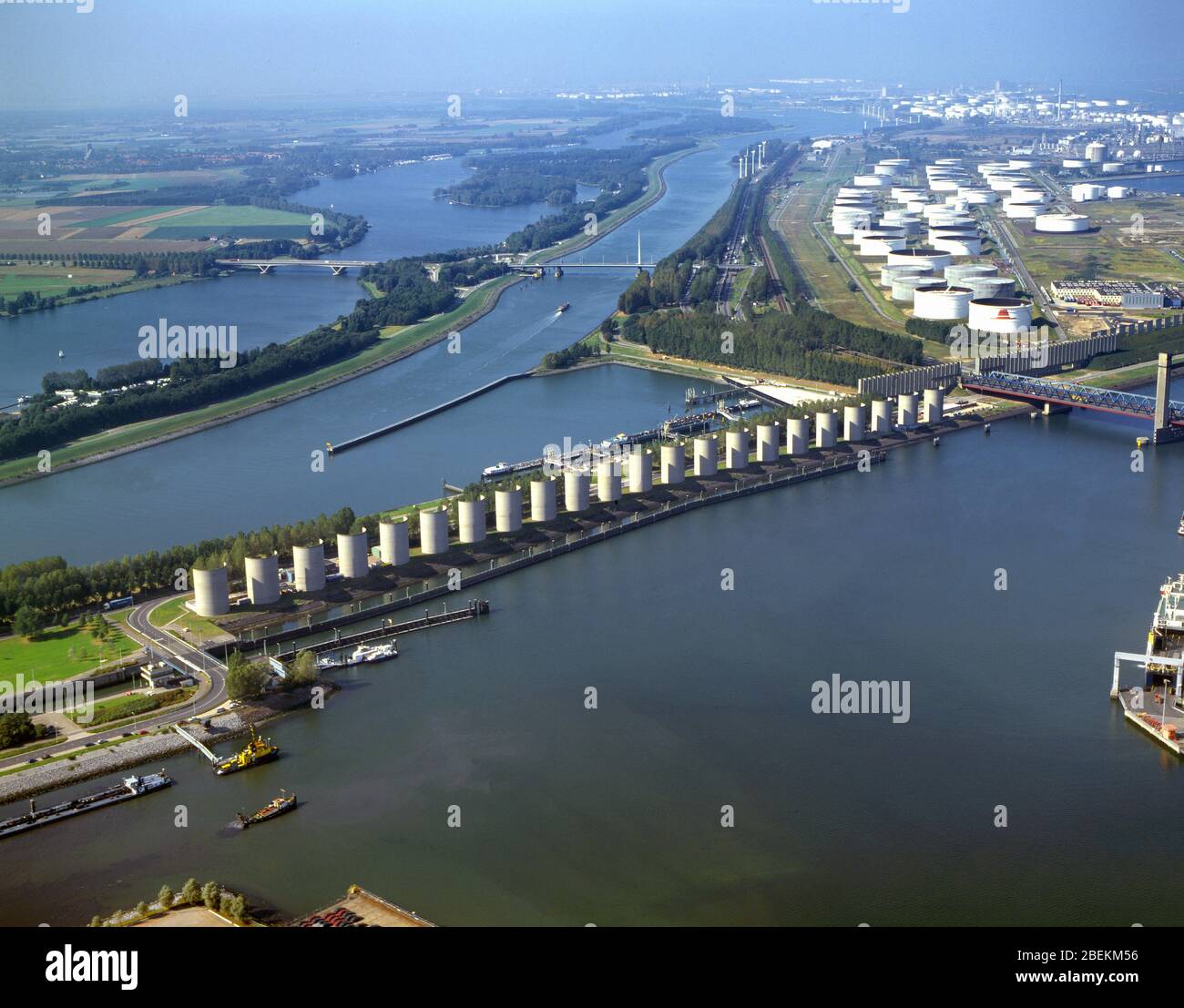 Rotterdam, Europoort, Hollande, 10 juillet - 1997: Photo aérienne historique du pare-brise le long du canal de Caland au pont de Caland conçu par Maarten S. Banque D'Images