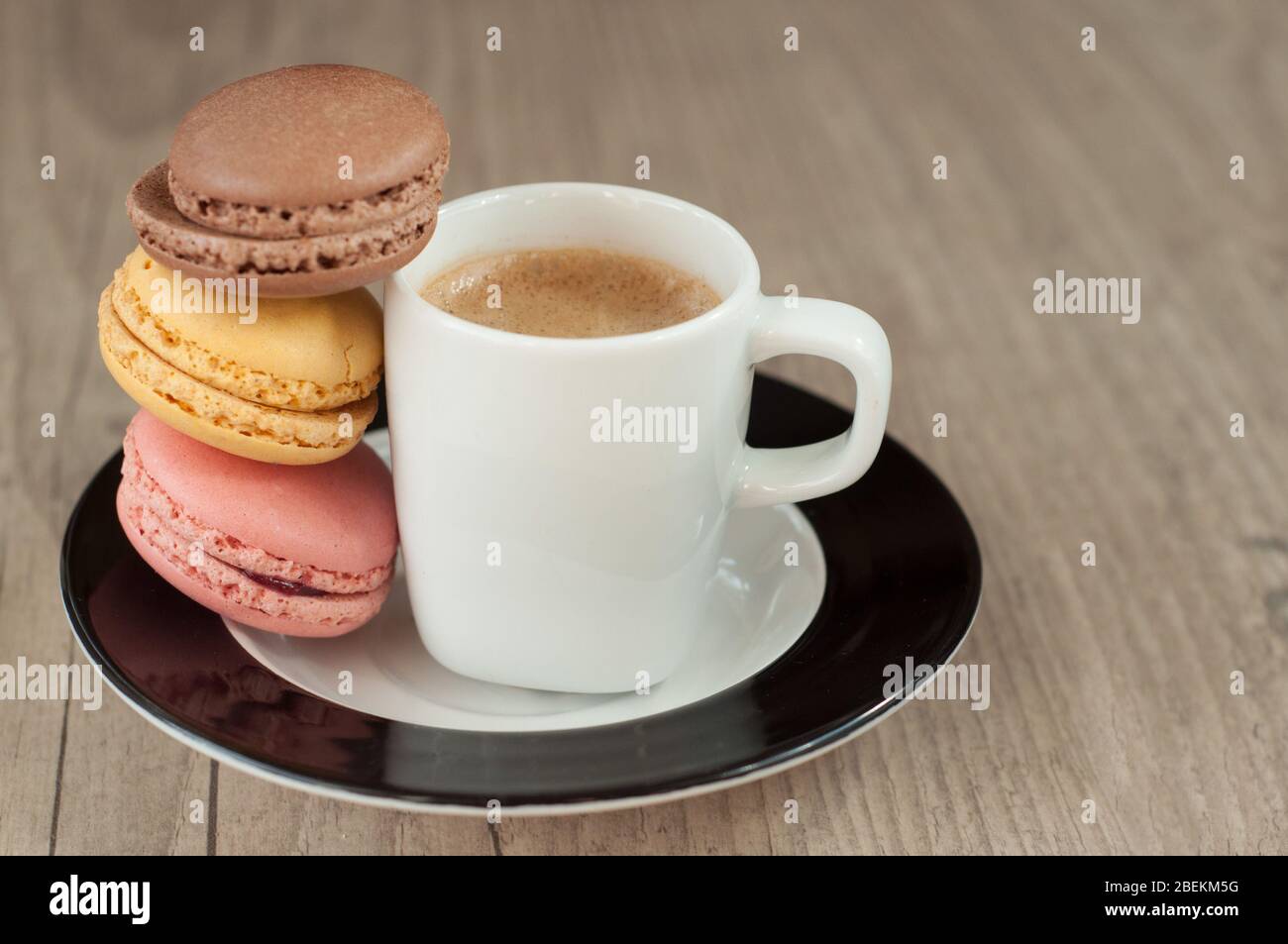 Macrons colorés sur fond de bois turquoise Banque D'Images