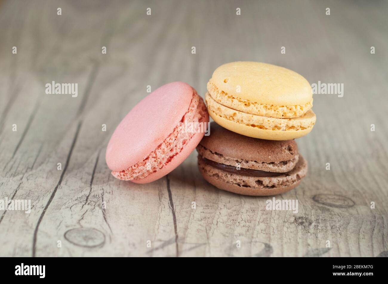 Macrons colorés sur fond de bois turquoise Banque D'Images