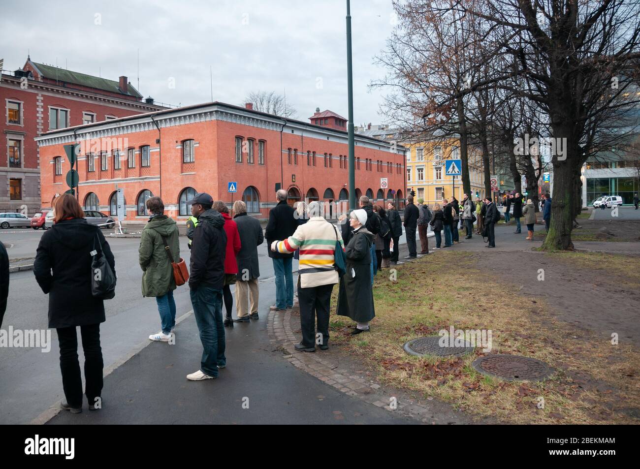 Oslo, Norvège 11 décembre 2009 : la foule dans les rues d'Oslo attend d'accueillir le président Obama qui a reçu le prix nobel de la paix. Banque D'Images