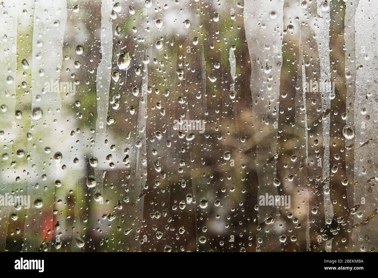 Motif pluie abstrait sur la fenêtre Banque D'Images