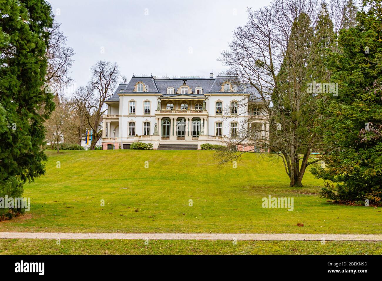 Une demeure dans le parc du Kurgarten, dans la ville thermale allemande de Baden-Baden, en Allemagne. Janvier 2020. Banque D'Images