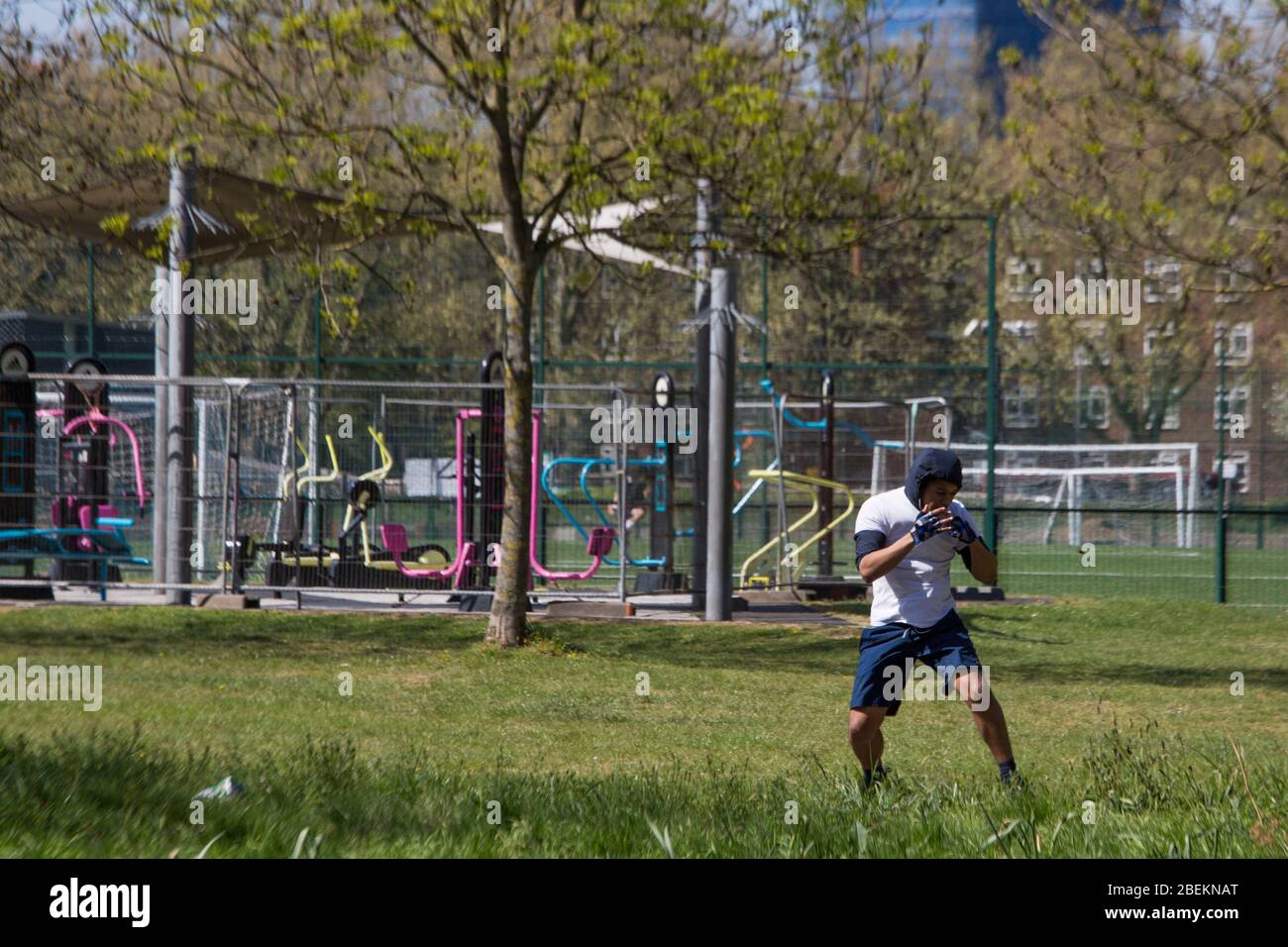 Mabley Green, Londres, Royaume-Uni. 14 avril 2020. Les membres du public peuvent être vus à Mabley Green, Hackney Wick, dans l'est de Londres; faire des exercices quotidiens, du skateboard et de la marche. Le public était en ordre de rester à la maison, seuls les voyages essentiels et l'exercice quotidien sont autorisés; en raison de l'éclosion de coronavirus. Crédit: Marcin Nowak/Alay Live News Banque D'Images