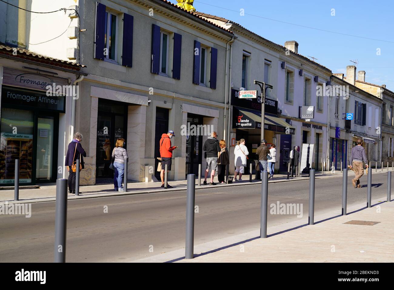 Saint melard en jalles , Aquitaine / France - 03 03 2020 : français bordeaux files d'attente des gens de rue en dehors du magasin de boucher pendant la quarantaine pour COV Banque D'Images