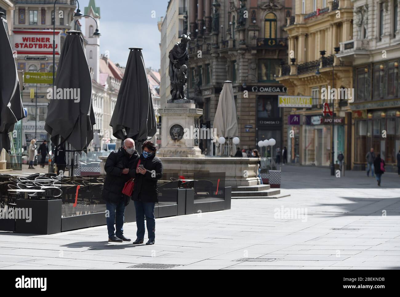 Vienne. 14 avril 2020. Les gens se tiennent à Graben Street à Vienne, en Autriche, le 14 avril 2020. Certains commerces et entreprises d'Autriche ont commencé à rouvrir à partir de mardi. Crédit: Guo Chen/Xinhua/Alay Live News Banque D'Images