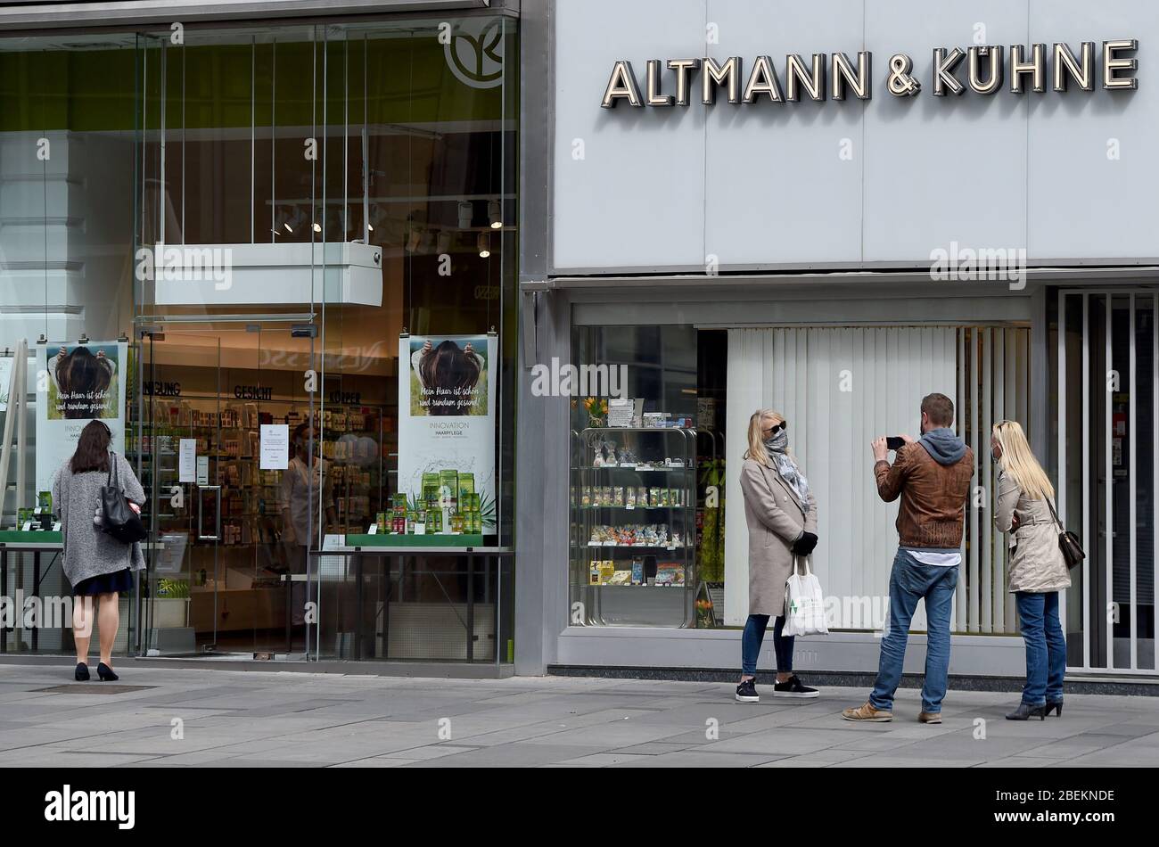 Vienne. 14 avril 2020. Les gens se tiennent devant un magasin rouvert à Graben Street à Vienne, en Autriche, le 14 avril 2020. Certains commerces et entreprises d'Autriche ont commencé à rouvrir à partir de mardi. Crédit: Guo Chen/Xinhua/Alay Live News Banque D'Images