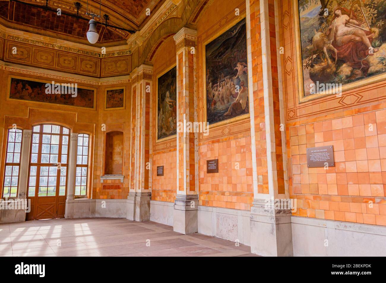 À l'intérieur de l'arcade de façade de la Trinkhalle, ou maison de pompe, qui fait partie du complexe Kurhaus dans la ville thermale de Baden-Baden, en Allemagne. Janvier 2020. Banque D'Images