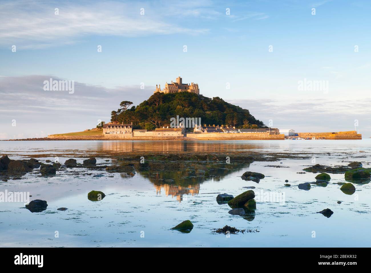 Le Mont St Michael se reflète dans une mer calme et tranquille Banque D'Images