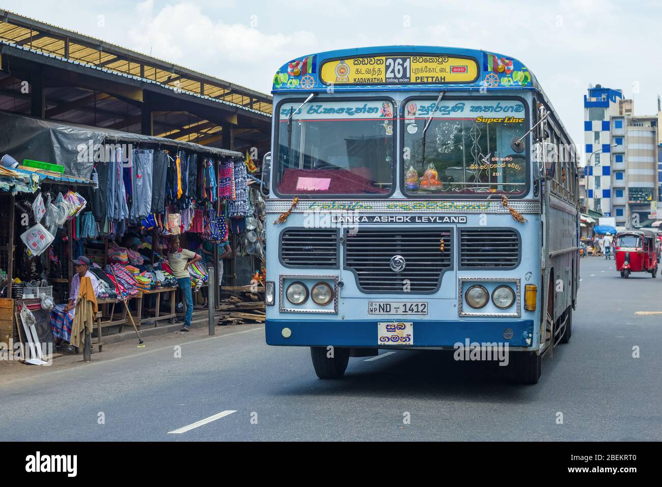 COLOMBO, SRI LANKA - 23 FÉVRIER 2020: Bus de ville 'Lanka Ashok Leyland' sur le fond d'un marché de rue proche Banque D'Images