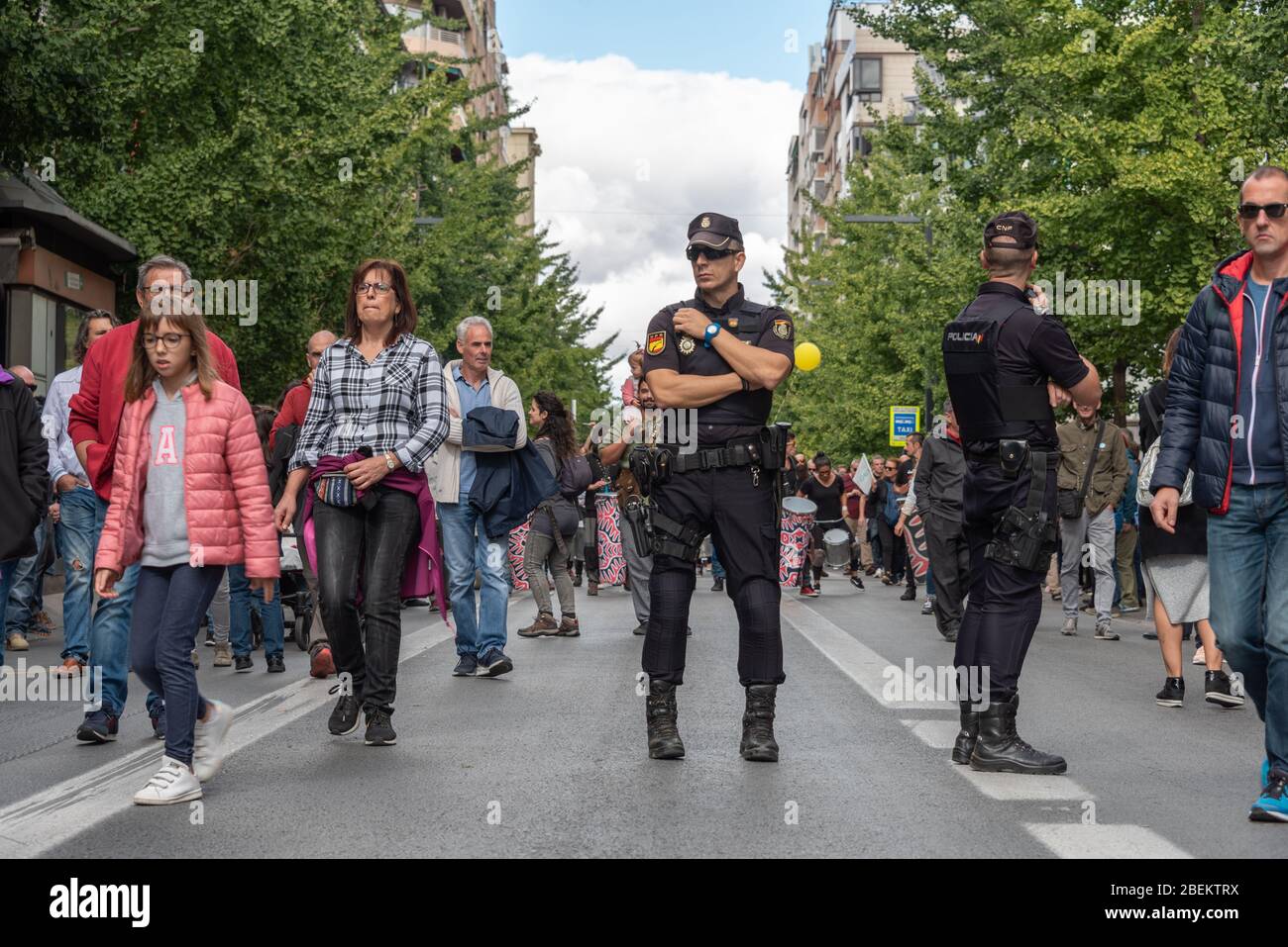 20 octobre 2019 - Grenade, Espagne. La police reste vigilante lors d'une manifestation contre le système de santé espagnol corrompu dans la rue principale de Grenade Banque D'Images