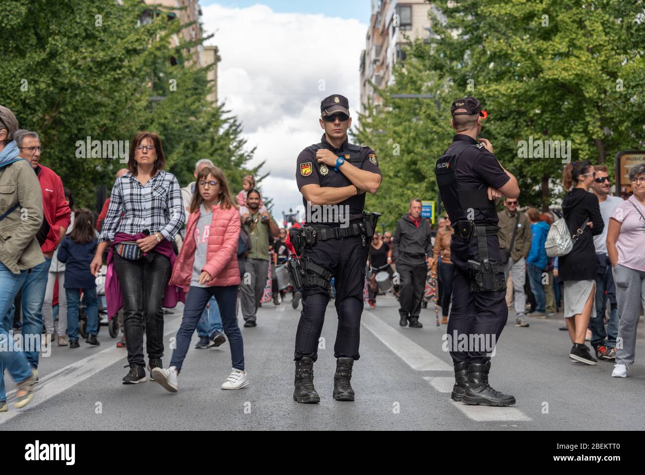 20 octobre 2019 - Grenade, Espagne. La police reste vigilante lors d'une manifestation contre le système de santé espagnol corrompu dans la rue principale de Grenade Banque D'Images