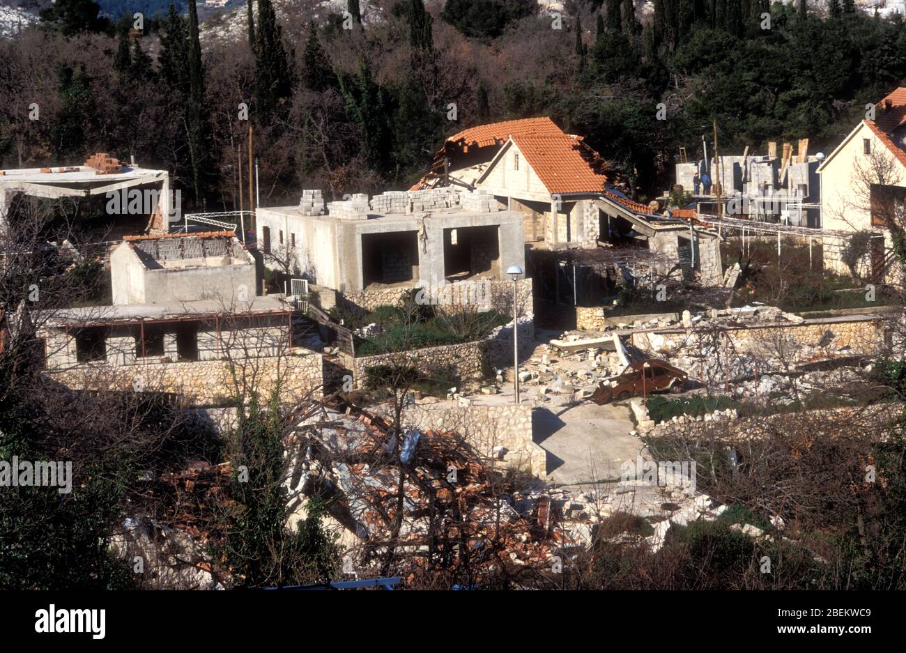 Dubrovnik 1994 - dommages de guerre causés par les bombardements serbes sur des maisons dans un village près de Dubrovnik, Croatie Banque D'Images
