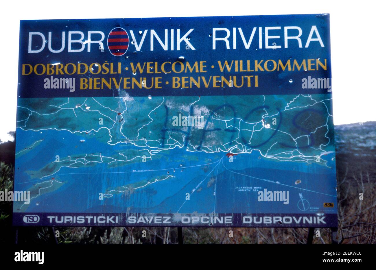 1994 Dubrovnik, Croatie - panneau de bienvenue avec trous de balle après une attaque par l'armée serbe Banque D'Images