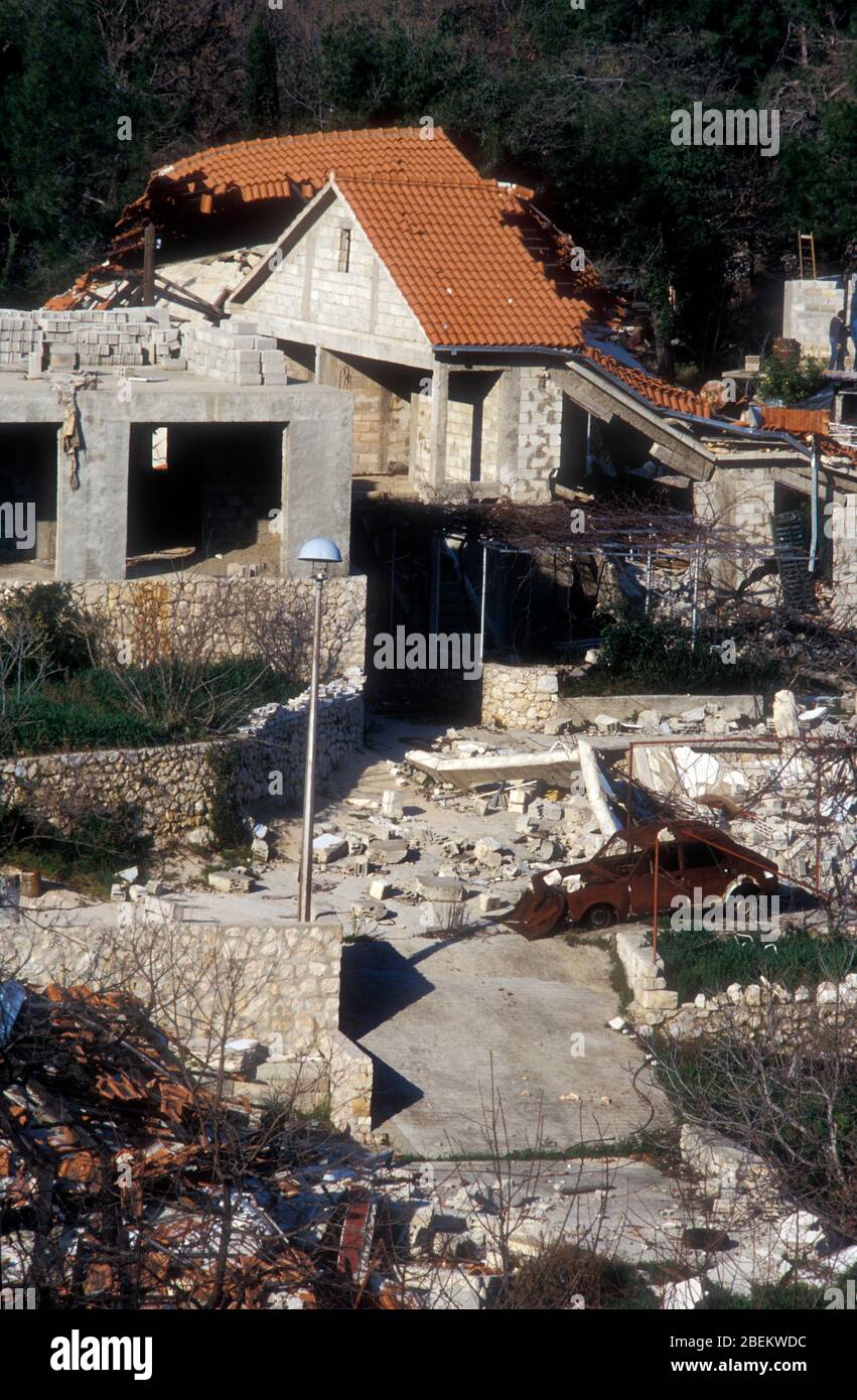 Dubrovnik 1994 - dommages de guerre causés par les bombardements serbes sur des maisons dans un village près de Dubrovnik, Croatie Banque D'Images