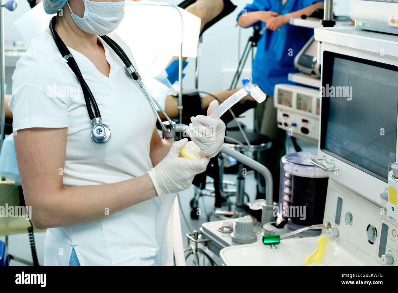 Un médecin de soins intensifs prépare l'équipement pour la ventilation artificielle des poumons pour l'intubation chez un patient critique atteint de coronavirus. COVID-19 Banque D'Images