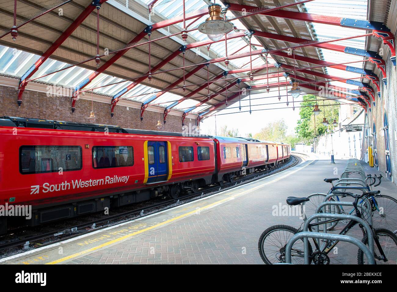 Windsor, Royaume-Uni. 13 avril 2020. Windsor & Eton Riverside Station est beaucoup plus calme que la normale durant la pandémie de coronavirus. Le chemin de fer du Sud-Ouest est à un horaire réduit. Crédit : Maureen McLean/Alay Banque D'Images
