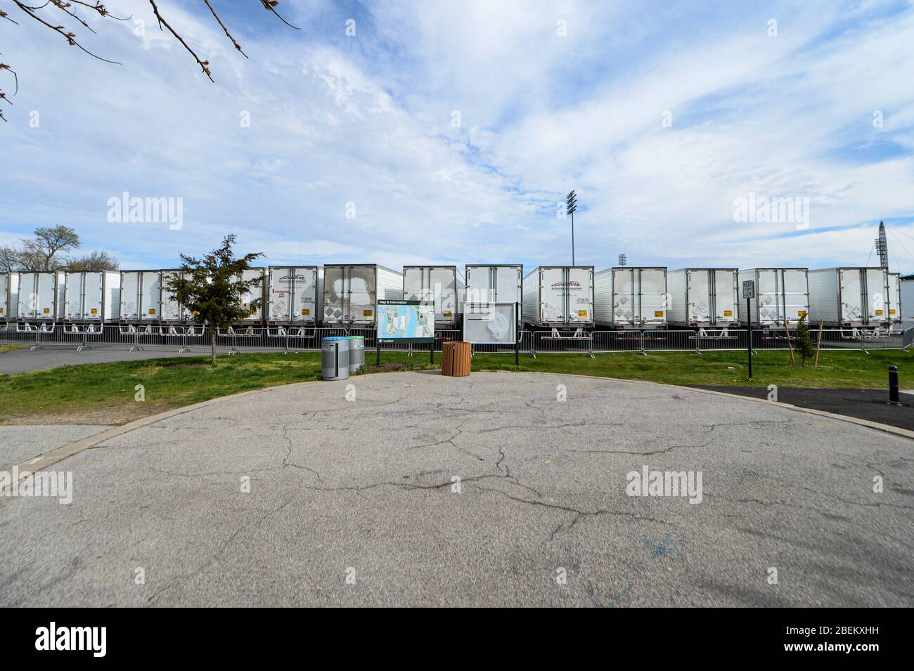 New York Manhattan, États-Unis. 14 avril 2020. 69 remorques réfrigérées étaient assises dans un parking à l'extérieur du stade Icahn sur l'île de Randall. L'île a récemment été transformée en morgue temporaire pour les morts, car des tranchées sont creusées sur l'île Hart à New York pour stocker des corps non réclamés. Décès en N.Y. 6,182 comme cas confirmés 106,813 04/11/20. New York Manhattan Randall Island Icahn Stadium crédit : Marcus Santos/ZUMA Wire/Alay Live News Banque D'Images