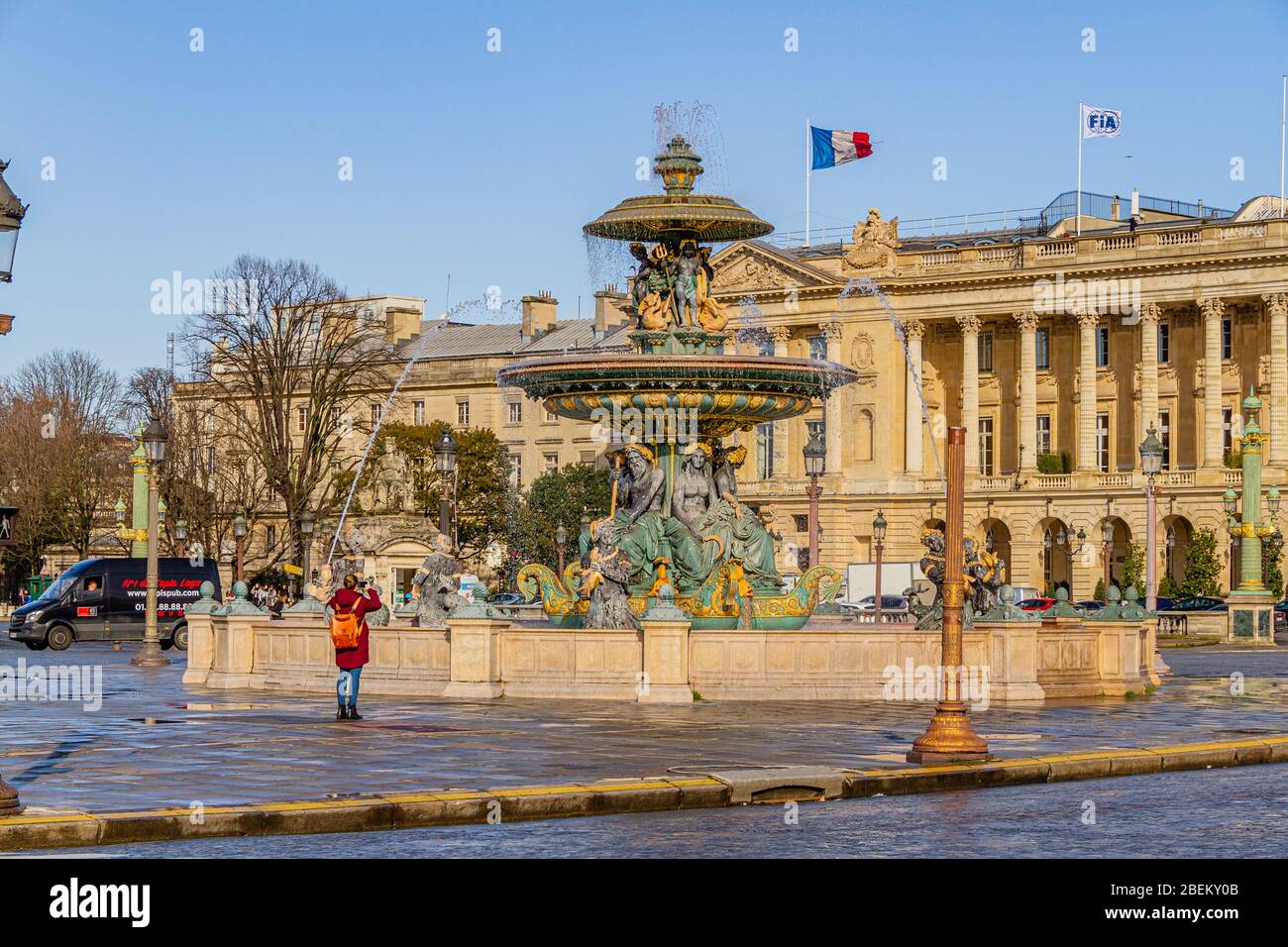 Un touriste photographiant la Fontaine des fleurs et l'Hôtel de la Marine, sur la place de la Concorde, Paris, France. Février 2020. Banque D'Images