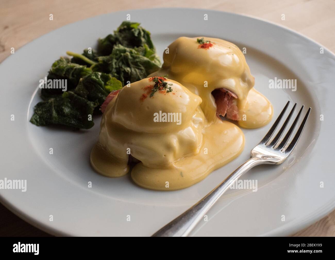Œufs Benoît avec du jambon maison et des feuilles d'hogweed fourrés, servi pour le petit déjeuner au Lion rouge à Stodmarsh, dans le sud-est du Kent Banque D'Images