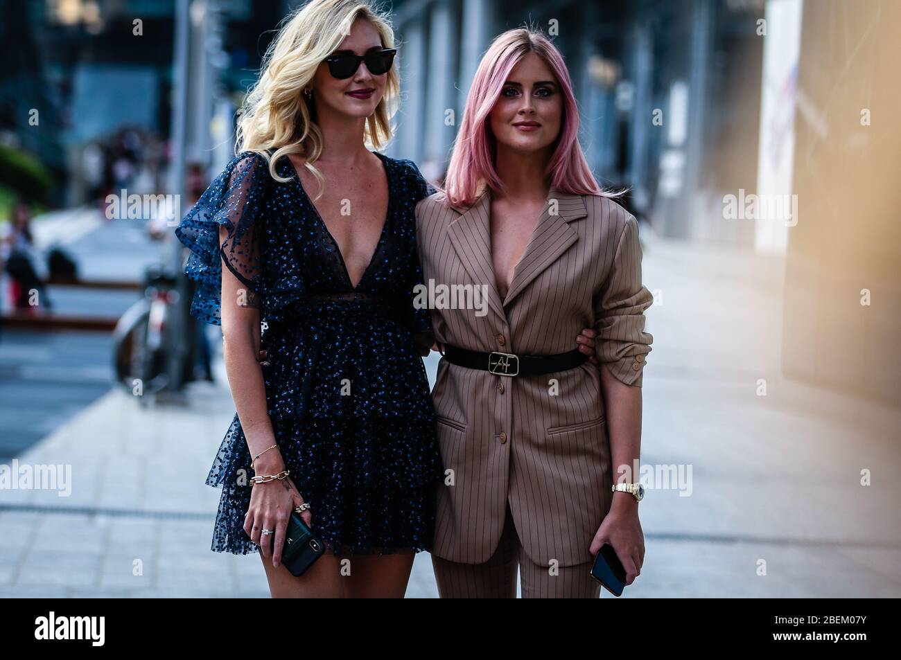 MILAN, Italie - 18 septembre 2019: Chiara Ferragni et Valentina Ferragni dans la rue pendant la semaine de la mode de Milan. Banque D'Images