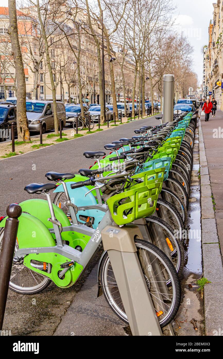 Location de vélos électriques Velib garés à une station de location. Paris, France. Février 2020. Banque D'Images