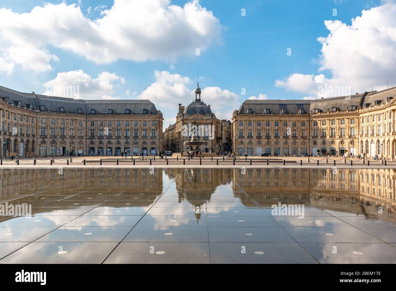 Le miroir d'eau sur la place de la Bourse à Bordeaux Banque D'Images