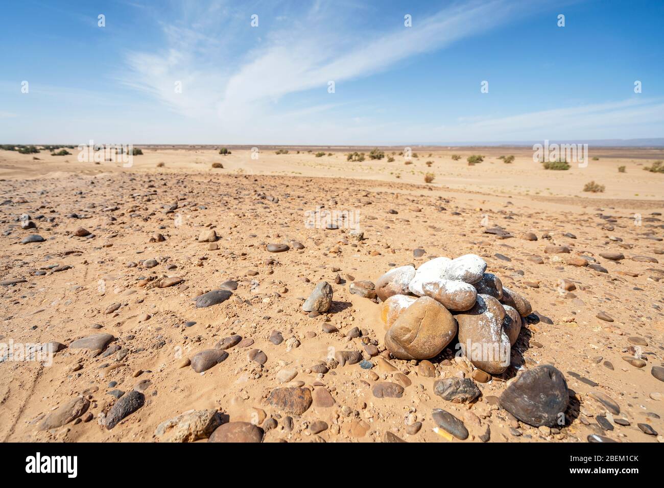Paysage désertique avec de nombreuses pierres au Maroc, en Afrique Banque D'Images