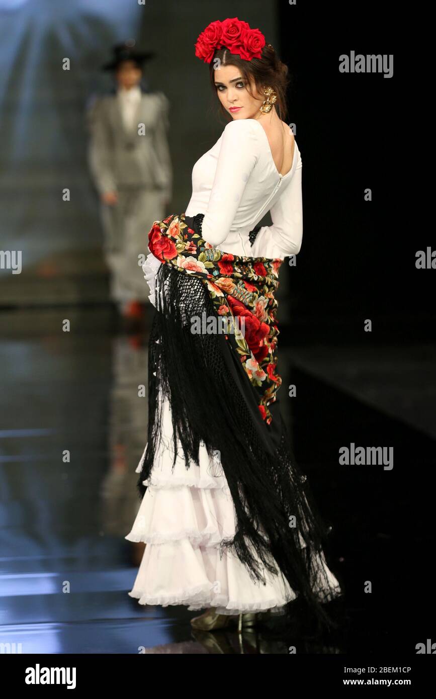 SEVILLA, ESPAGNE - 30 JAN: Modèle portant une robe de la collection Arpegio par le designer Catarina Santos Rodrigues dans le cadre de la SIMOF 2020 (crédit photo: Mickael Chavet) Banque D'Images