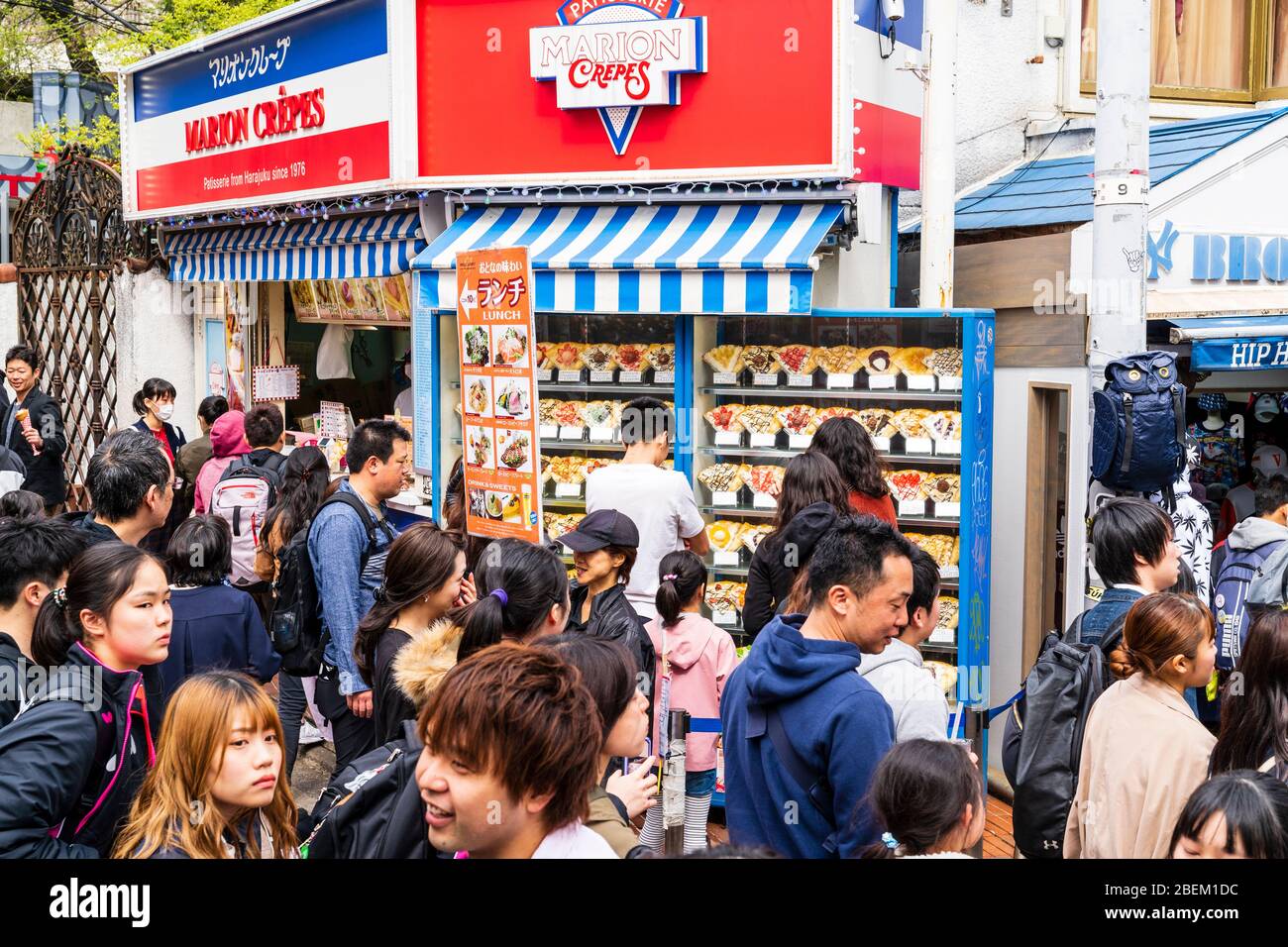 Harajuku, Tokyo. Les foules qui marchent passent devant le magasin à emporter de Marion Crepers avec les gens regardent l'exposition de la nourriture en plastique et font la queue pour être servis Banque D'Images