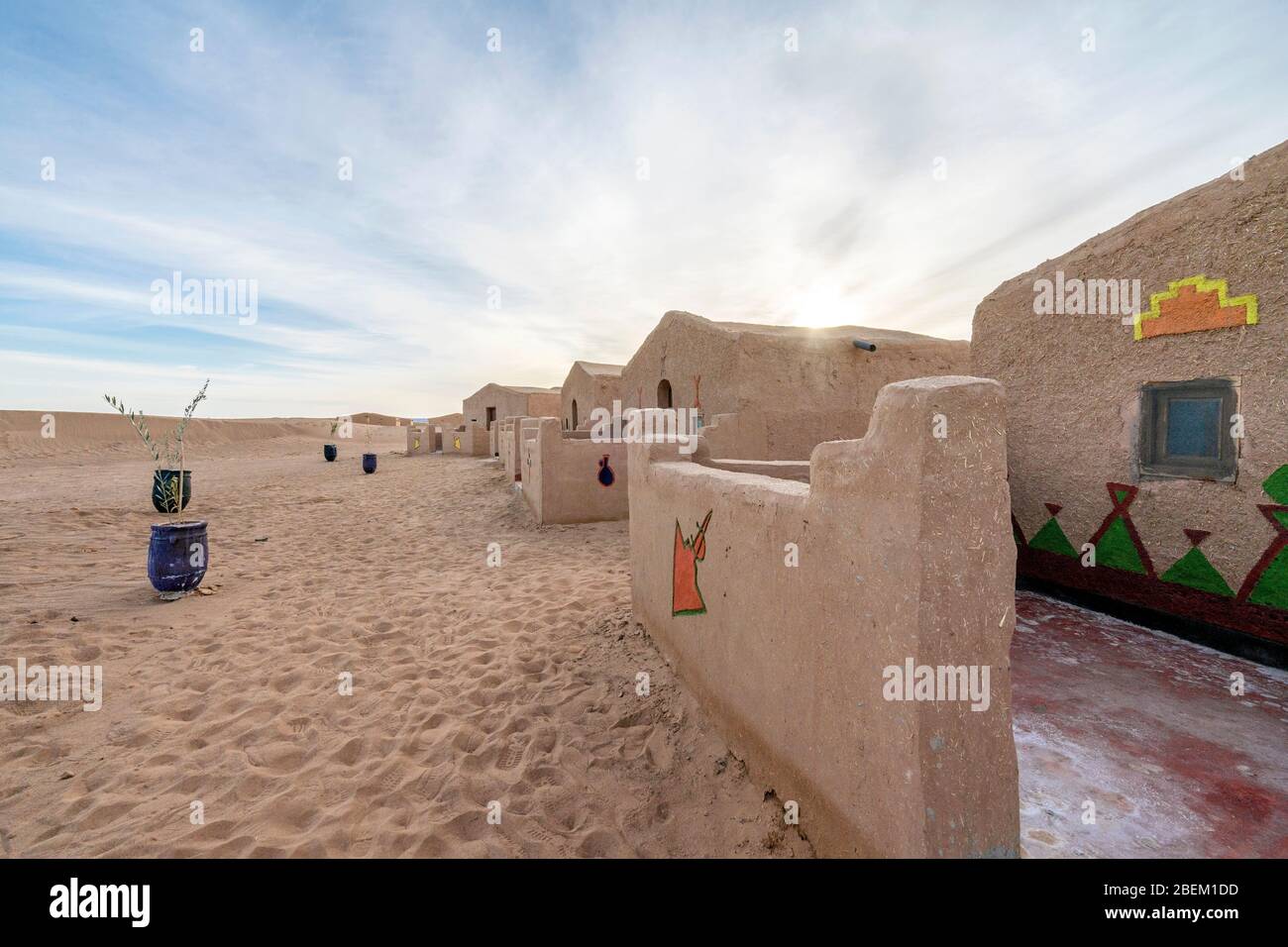 Maisons marocaines traditionnelles à la boue avec décoration colorée au bord du dessert Sahara, Afrique Banque D'Images