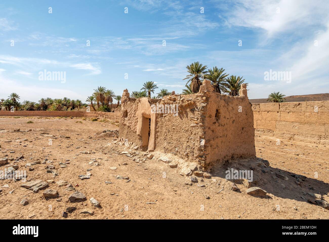Maison abandonnée faite d'argile et de pierres sur l'oasis dans le ...