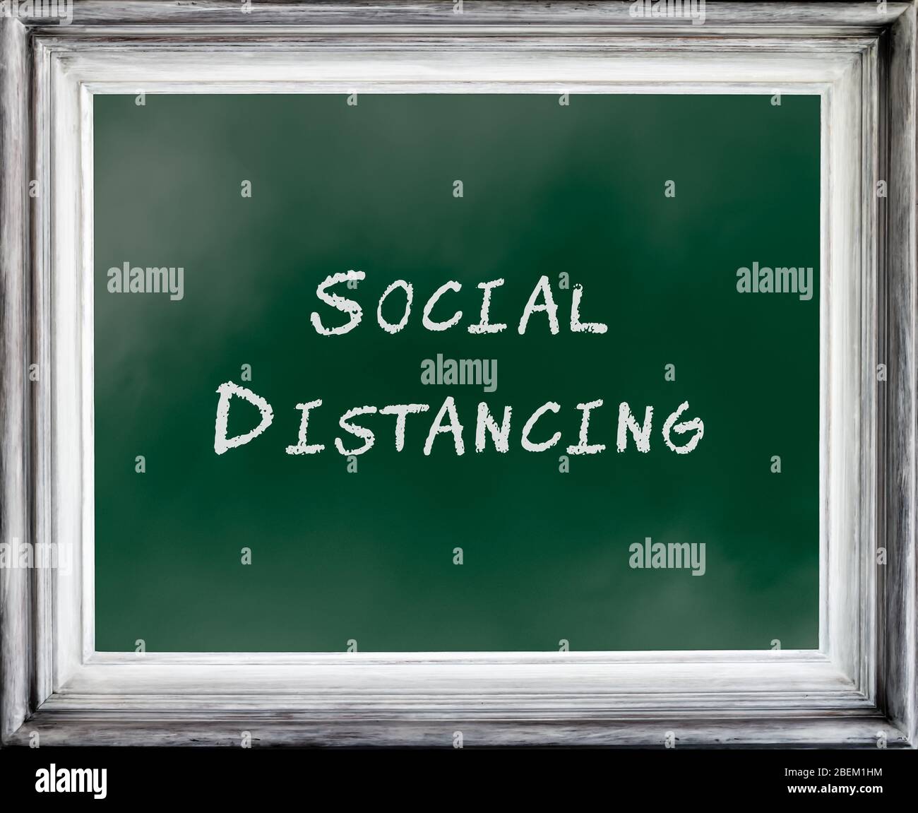 DISTANCIATION SOCIALE écrite sur tableau vert. Message de protection contre l'épidémie de coronovirus. Restez à distance. Banque D'Images
