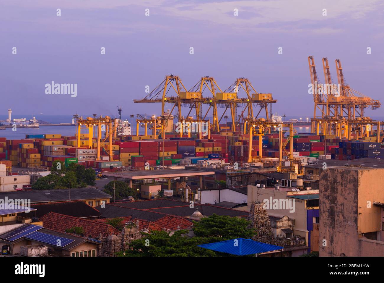 COLOMBO, SRI LANKA - 22 FÉVRIER 2020: Port maritime de fret au crépuscule du soir Banque D'Images