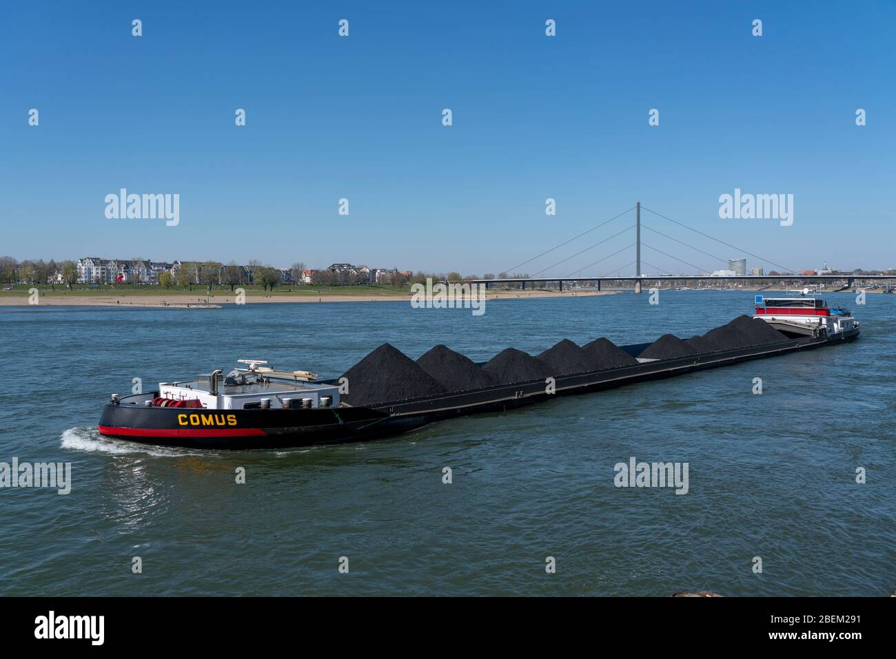 Cargo au charbon sur le Rhin près de DŸsseldorf, pont Oberkassler, Allemagne, Banque D'Images