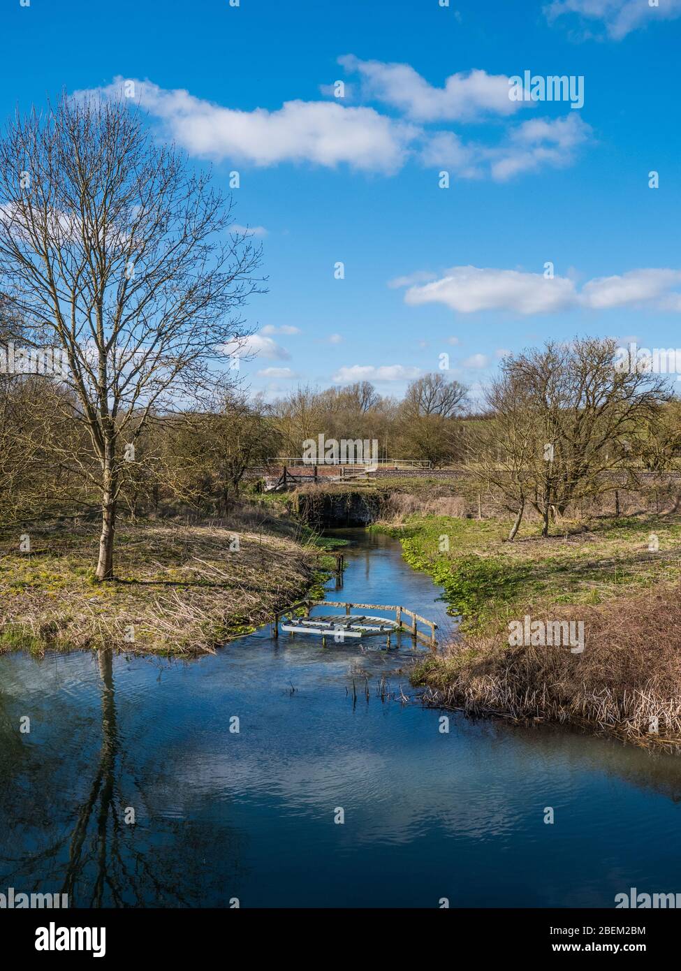 Ligne ferroviaire à côté de Kennet et Avon Canal, Froxfield, Wiltshire, Angleterre, Royaume-Uni, GB. Banque D'Images