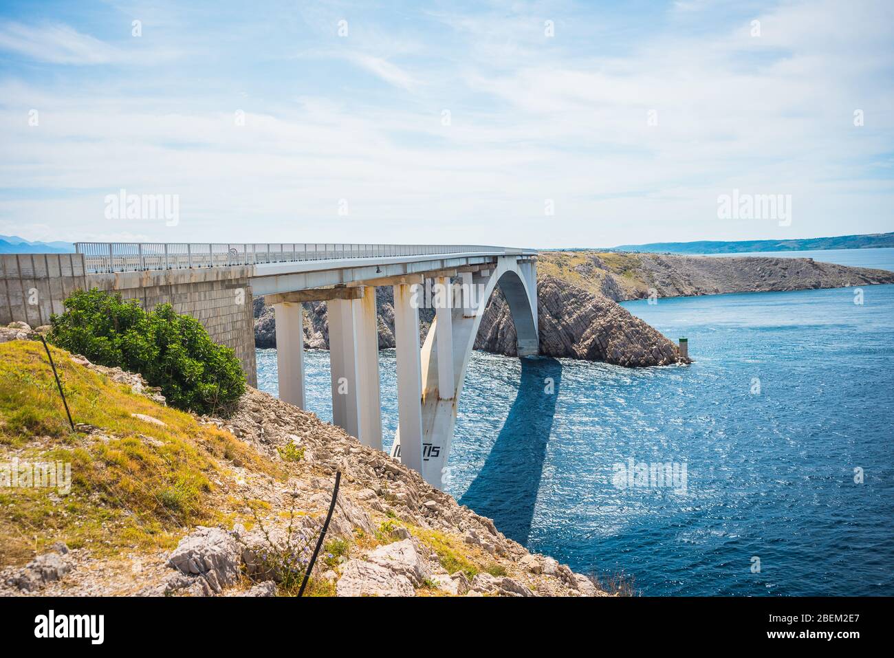 Pont de Pag - pont de Paski qui relie l'île de Pag au continent croate au-dessus d'un détroit de la mer Adriatique appelé Ljubacka vrata Banque D'Images
