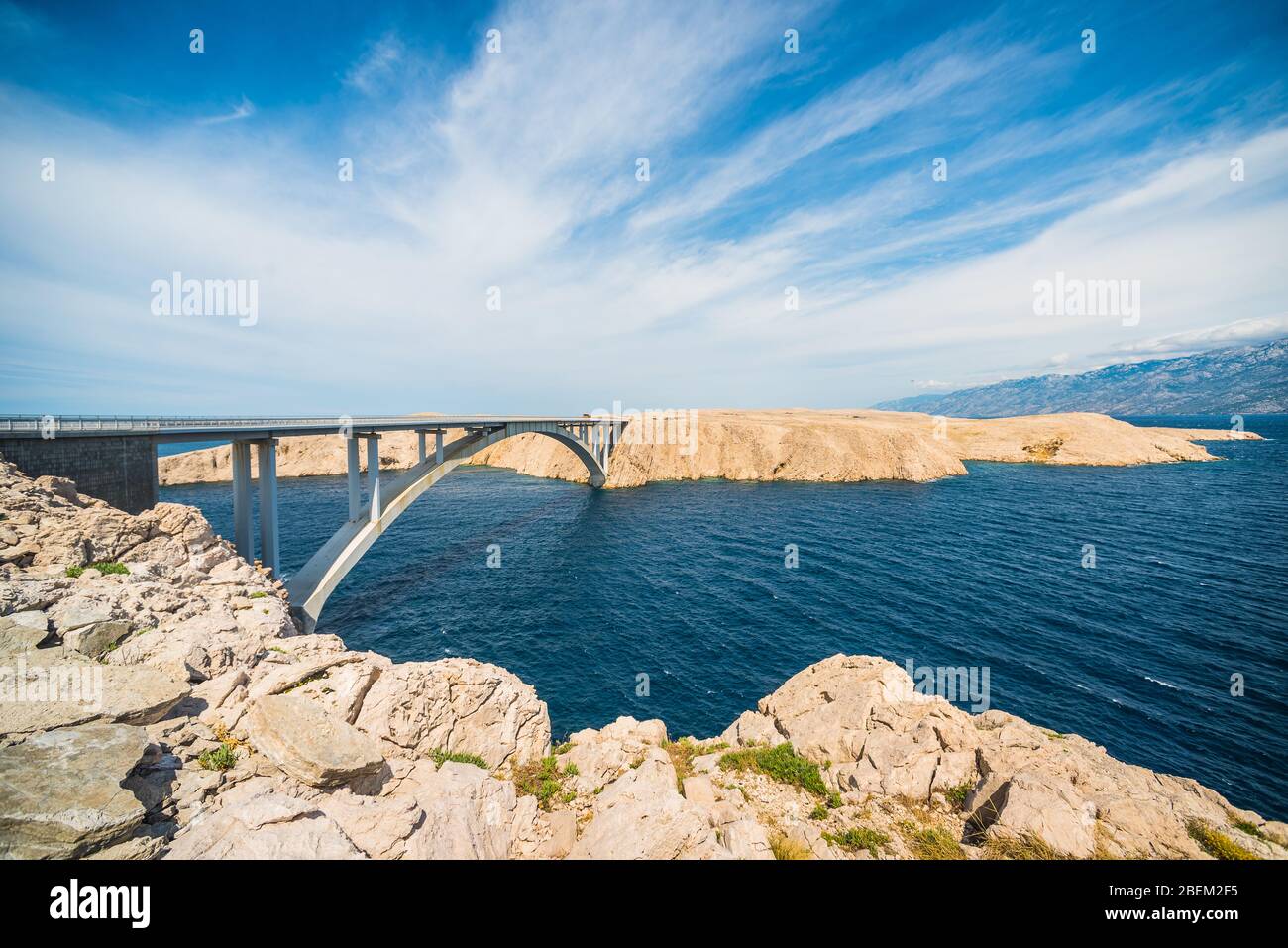 Pont de Pag - pont de Paski qui relie l'île de Pag au continent croate au-dessus d'un détroit de la mer Adriatique appelé Ljubacka vrata Banque D'Images