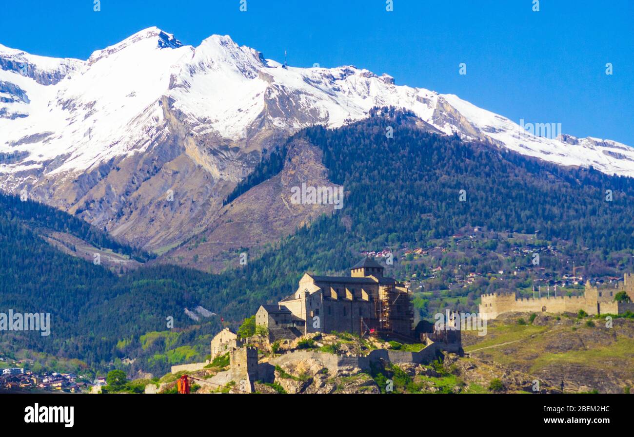 La basilique de Valère, également appelée château de Valère-église fortifiée située à Sion, dans le canton du Valais en Suisse. Vue de la route E 62 Banque D'Images
