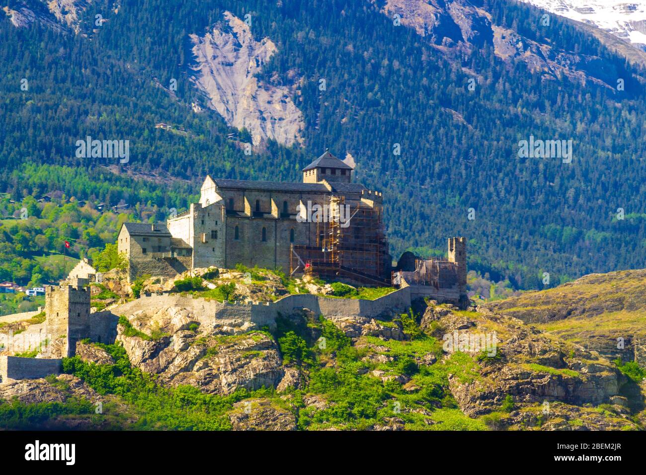 La basilique de Valère, également appelée château de Valère-église fortifiée située à Sion, dans le canton du Valais en Suisse. Vue de la route E 62 Banque D'Images