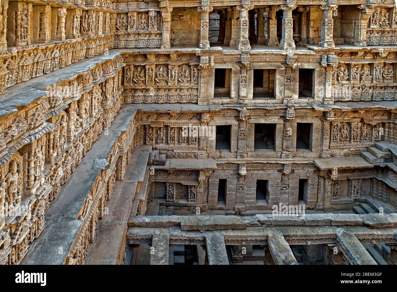 27 janvier 2010 mur sculpté et piliers de Rani-ki-Vav STEP Well, Patan, aujourd'hui site du patrimoine mondial de l'UNESCO au Gujarat Nord, Inde Banque D'Images